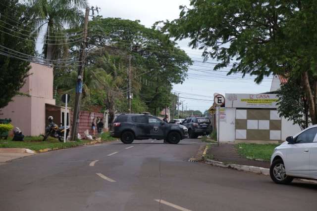 Tio e sobrinho alegam ter invadido casa de idosa para roubar cadeiras