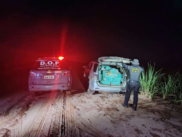 Traficante abandona camionete carregada com maconha em canavial