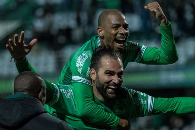  Coritiba domina partida e vence o Sampaio Corr&ecirc;a por 3 a 0