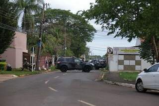Casa da vítima, que fica próxima ao condomínio Recanto dos Manacás, foi cercada por policiais. (Foto: Kísie Ainoã)
