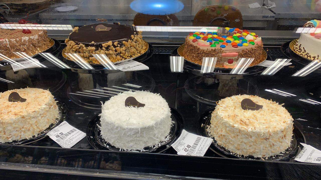 Bolo vitrine de 4 kilos com recheio de chocolate e decoração de