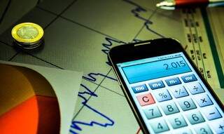 Calculadora de celular usada para calcular planejamento financeiro. (Foto: Reprodução/Agência Brasil)