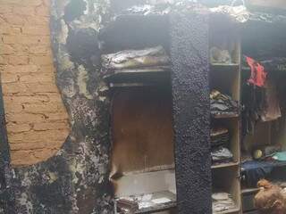 Guarda-roupa foi consumido pelo fogo e moradoras não conseguiram salvar itens. (Foto: Direto das Ruas)