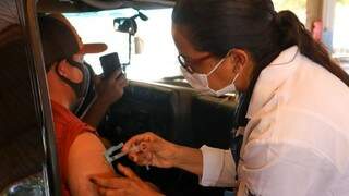 Profissional de saúde aplica dose de vacina contra a covid. (Foto: PMCG)