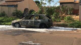 VW Gol ficou totalmente destruído após ser consumido por chamas no Jardim Centro Oeste (Foto: Ana Beatriz Rodrigues)