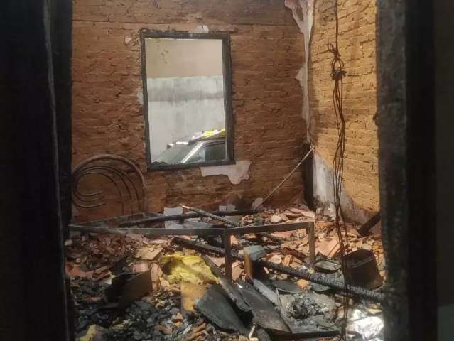 Ap&oacute;s perder casa em inc&ecirc;ndio, fam&iacute;lia faz vaquinha para conseguir retomar vida