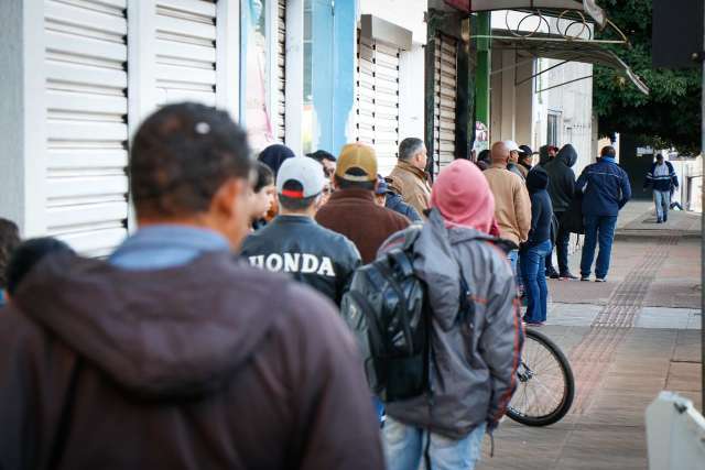 Com 923 vagas, Funtrab tem 23 oportunidades para PcD, gar&ccedil;om e pedreiro  