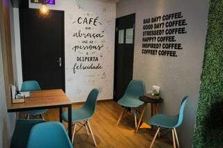 Lugar ficou bem decorado e iluminado para clientela do bairro aproveitar um café. (Foto: Marcos Maluf)