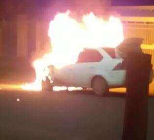 Carro pega fogo "do nada" e fica completamente destruído no Jardim Panamá 