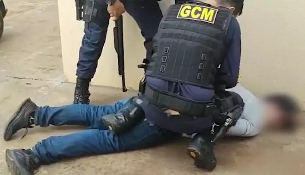 Preso por dirigir em terminal e xingar colegas, guarda diz que estava brincando