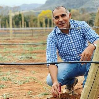 Gilmar, proprietário e idealizador do projeto da vinícola em Camisão, plantando a primeira muda. (Foto: Reprodução Redes Sociais)