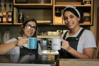 Sogra e nora, duas das 4 amigas à frente de nova cafeteria no Bairro Rita Vieira. (Foto: Marcos Maluf)