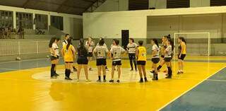 Meninas do Operário converam no último treino antes de jogo (Foto: Divulgação)