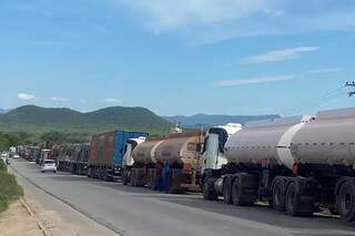 Maior tráfego de caminhões causou congestionamento de 2km na quarta-feira. (Foto: Diário Corumbaense)