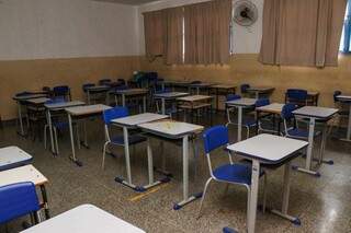 Sala de aula de uma escola municipal em Campo Grande; alguns leitores questionam que há outras prioridades, além de um eventual exame a professores. (Foto: Henrique Kawaminami)