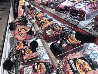 Dispositivo antifurto em carnes nobres são cada vez mais utilizados em redes de supermercados da Capital. (Foto: Cleber Gellio)