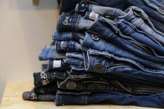 Com lavagem clara e escura, calças jeans tem diversidade de modelos. (Foto: Kísie Ainoã)