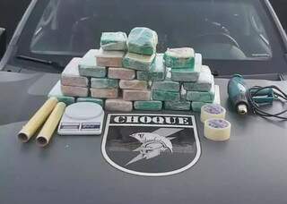 Tabletes de cocaína e outros petrechos apreendidos pelos policiais. (Foto: Choque) 