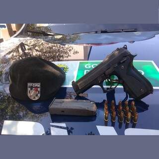 Arma e munições apreendidos na casa de Pedro Henrique. (Foto: PM/MS) 