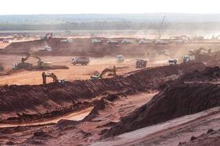 Caminhões, escavadeiras e homens trabalham em canteiro de obras da fábrica de R$ 14,7 bilhões. (Foto: Marcos Maluf)