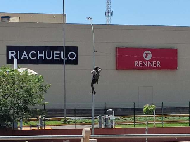 Guarda prende &ldquo;Homem-Aranha&rdquo; por furto de fios em frente a shopping
