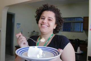 Repórter Bárbara Cavalcanti experimenta bolo que chegou de presente ao Campo Grande News. (Foto: Marcos Maluf)