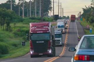 Trânsito de caminhões em rodovia de Mato Grosso do Sul (Foto: Arquivo)
