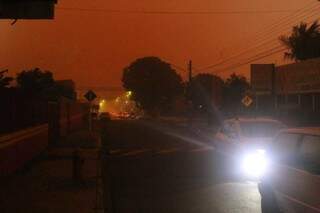 Em poucos minutos, tempestade de areia fez o dia virar noite em MS. (Foto: Paulo Francis)