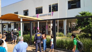 Movimento no portão da Escola Presidente Vargas; trote falava em massacre. (Foto: Adilson Domingos)
