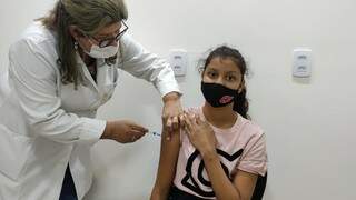 Adolescente sendo imunizada durante campanha. (Foto: Prefeitura de Campo Grande)