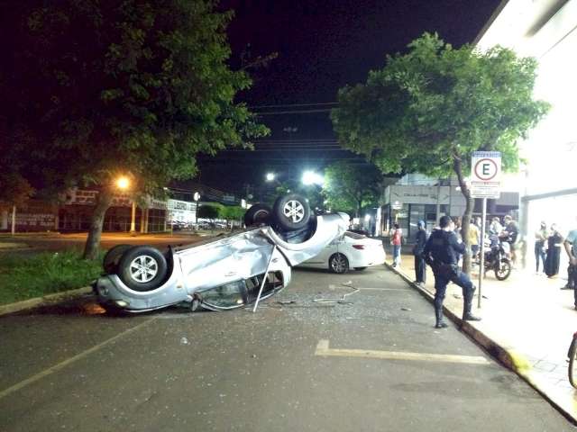 Colis&atilde;o seguida de capotagem deixa ve&iacute;culos destru&iacute;dos em avenida 