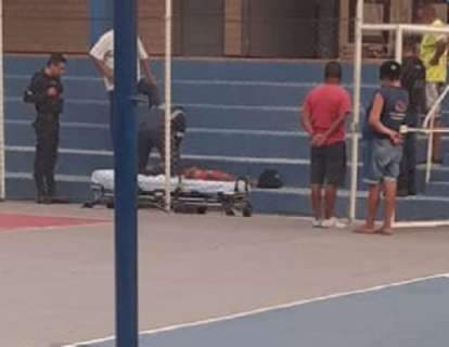 Baleado, jovem pede socorro em escola e morre em quadra de esportes