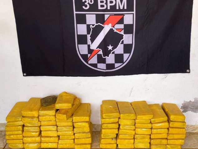 Casal tenta fugir da PM e acaba preso com 69 tabletes de maconha em aldeia