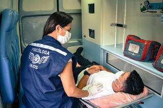 Psicóloga Giseli Oliveira e paciente em ambulância da Anjos Remoções. (Foto: Arquivo Pessoal)