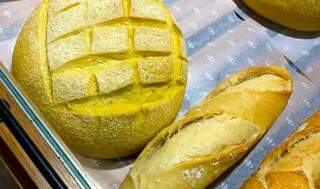 Pão de milho e baguete no Carrefour, bonito, mas nada barato. (Foto: Ângela Kempfer)