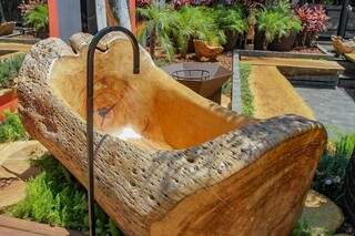 Banheira de madeira feita com tronco de árvore. (Foto: Marcos Maluf)