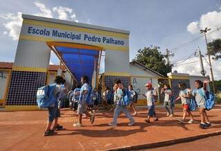 Alunos chegando em escola de Dourados. (Foto: Prefeitura de Dourados) 
