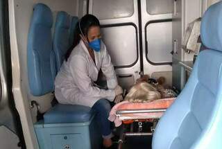 Psicóloga Giseli Oliveira atendendo idosa em ambulância. (Foto: Arquivo Pessoal)