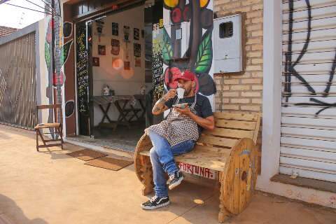 Portinha no centro vira caf&eacute; colorido com gr&atilde;o mo&iacute;do na hora e baguetes