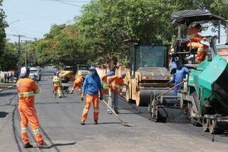 Equipe da prefeitura trabalham em recapeamento de várias ruas da Capital (Foto: Divulgação)