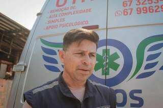 Enfermeiro Rafael Jara, proprietário da Anjos Remoções, em frente a uma de suas ambulâncias. (Foto: Marcos Maluf)