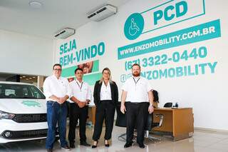 Consultores da Enzo Mobility, única concessionária de veículos multimarcas para PcD em Mato Grosso do Sul. (Foto: Henrique Kawaminami)