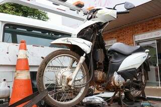 Moto envolvida em acidente foi recolhida por guincho e motociclista levado para Santa Casa. (Foto: Henrique Kawaminami)