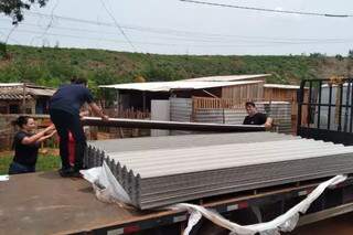 Mais de 200 telhas foram entregues neste sábado em Campo Grande (Foto: Divulgação)