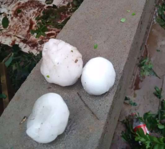 Temporal com pedras de gelo destelha casas em zona rural de MS