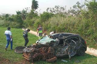 Carro ficou com a frente destruída após colisão com carreta. (Foto: Cido Costa/Dourados Agora)