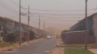Condomínio Nelson Trad, em Naviraí, está coberto de poeira levada pelo vento. (Foto Direto das Ruas)