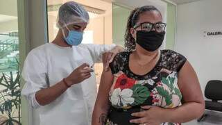 Moradora sendo vacinada contra a covid-19 em Aquidauana. (Foto: Prefeitura de Aquidauana) 