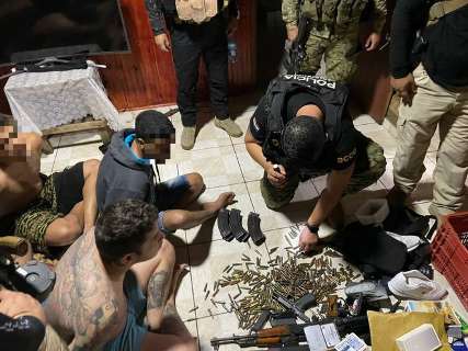 Cinco brasileiros procurados por homicídios são presos com arsenal na fronteira