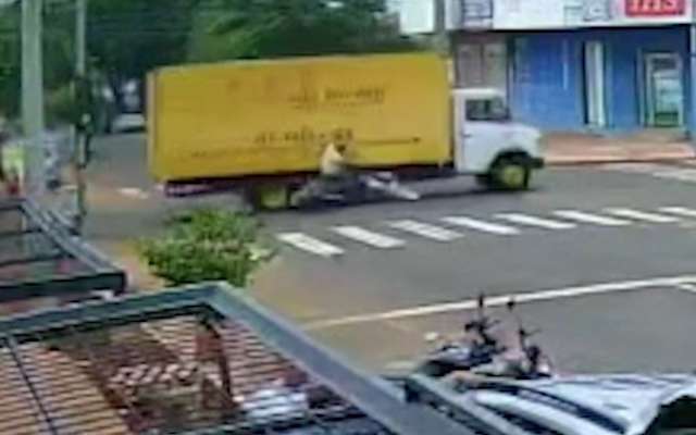 Caminhoneiro é preso após atropelar motociclista e fugir pelo centro da cidade